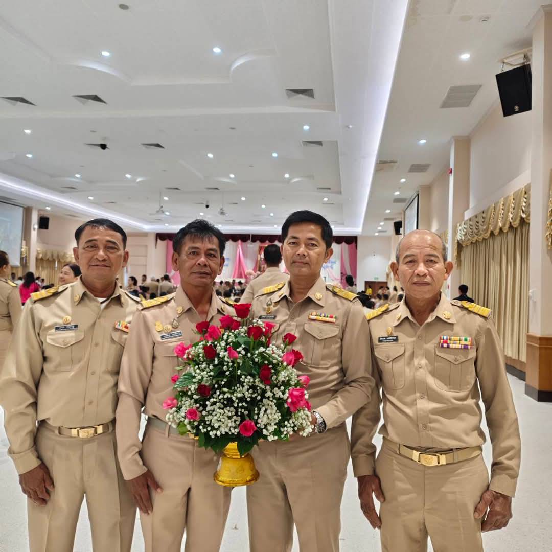 นายกองค์การบริหารส่วนตำบลมะขามเตี้ย พร้อมด้วยรองนายกองค์การบริหารส่วนตำบล เลขานุการนายกองค์การบริหารส่วนตำบล ปลัดองค์การบริหารส่วนตำบล ร่วมพิธีถวายราชสักการะ พระบาทสมเด็จพระจุลจอมเกล้าเจ้าอยู่หัว เนื่องในโอกาสวันท้องถิ่นไทย ประจำปี 2568 ณ