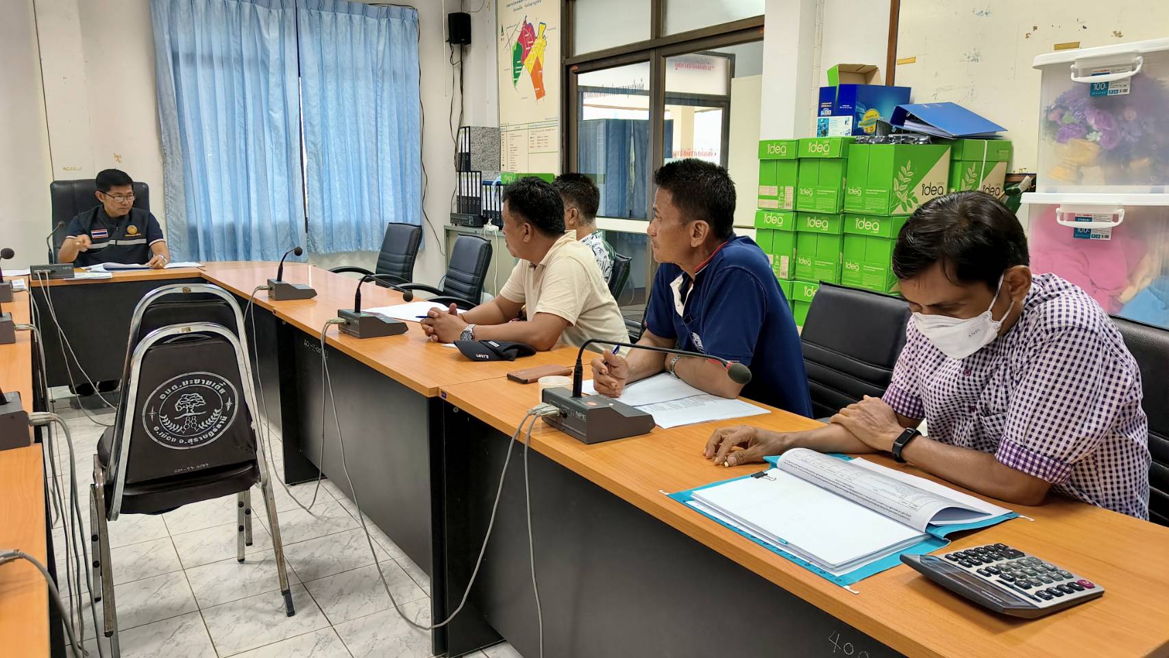 คณะกรรมการตรวจรับพัสดุ  ประชุมโครงการก่อสร้างวางท่อระบายน้ำคอนกรีตเสริมเหล็กพร้อมทางเท้าและติดตั้งชุดเสาโคมไฟแอลอีดีพลังงานแสงอาทิตย์แบบประกอบในชุดเดียวกันกับบัญชีนวตกรรม 07020037 จำนวน 40 ชุด จากสี่แยกท่าสน ถึงสี่แยกทุ่งใหญ่ หมู่ที่ 7 ตำบลมะขามเตี้ย