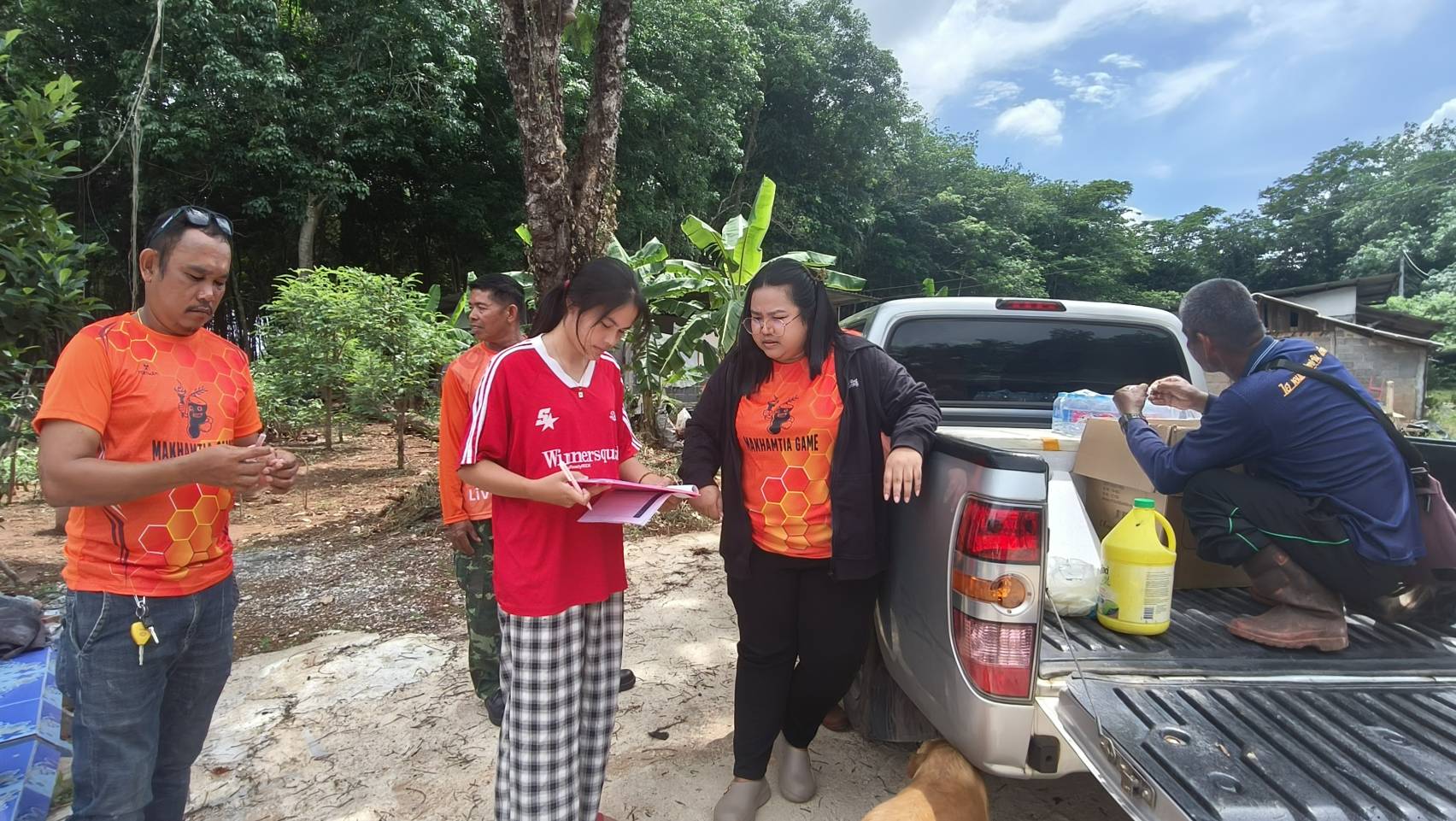 องค์การบริหารส่วนตำบลมะขามเตี้ย ลงพื้นที่หมู่ที่ 5 ฉีดวัคซีนโรคพิษสุนัขบ้า ประจำปีงบประมาณ 2568