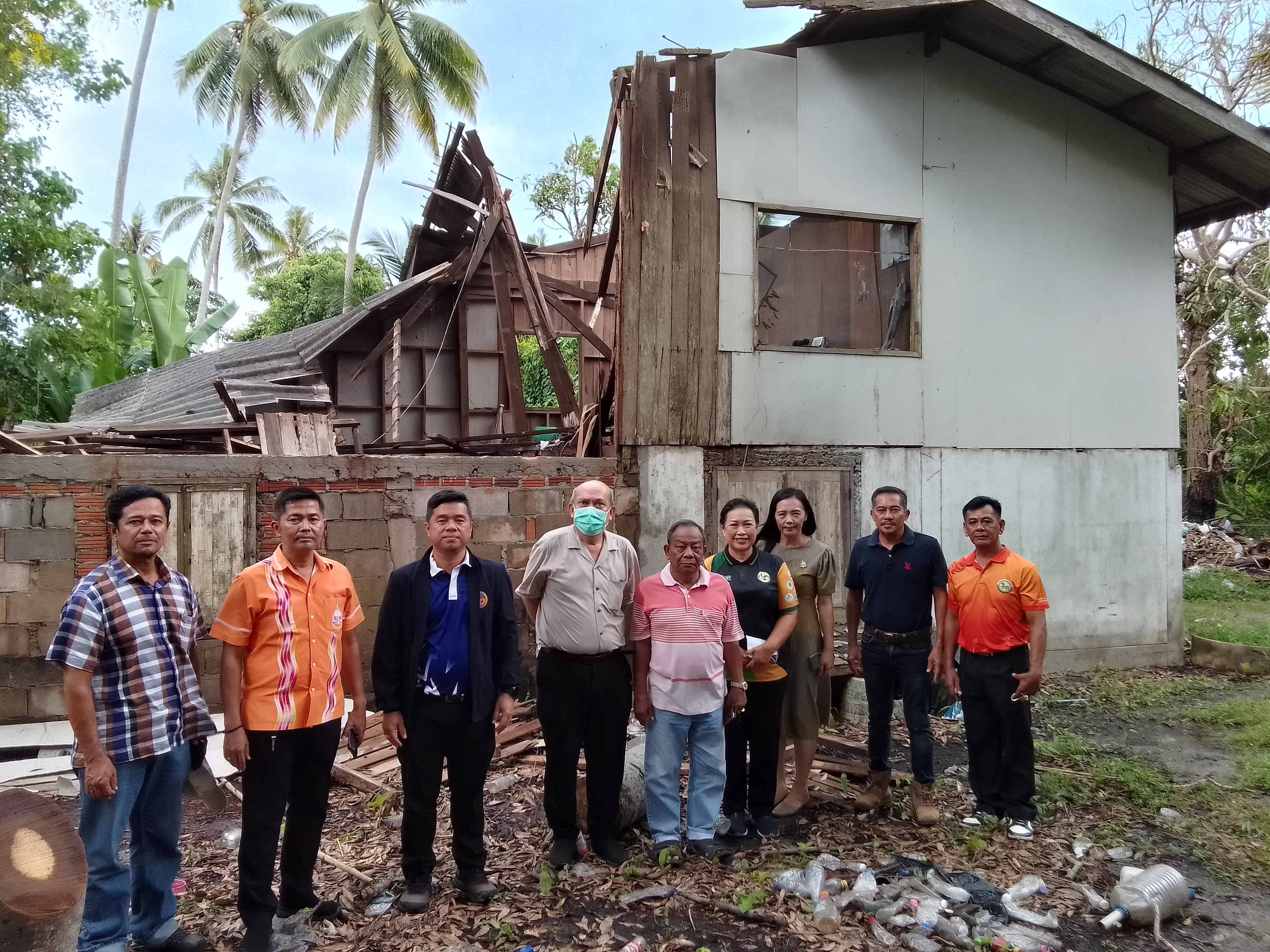 องค์การบริหารส่วนตำบลมะขามเตี้ยลงพื้นที่ช่วยเหลือบ้านเรือนประชาชนที่ถูกต้นไม้ล้มทับ หมู่ที่ 5 บ้านท่าเพชร
