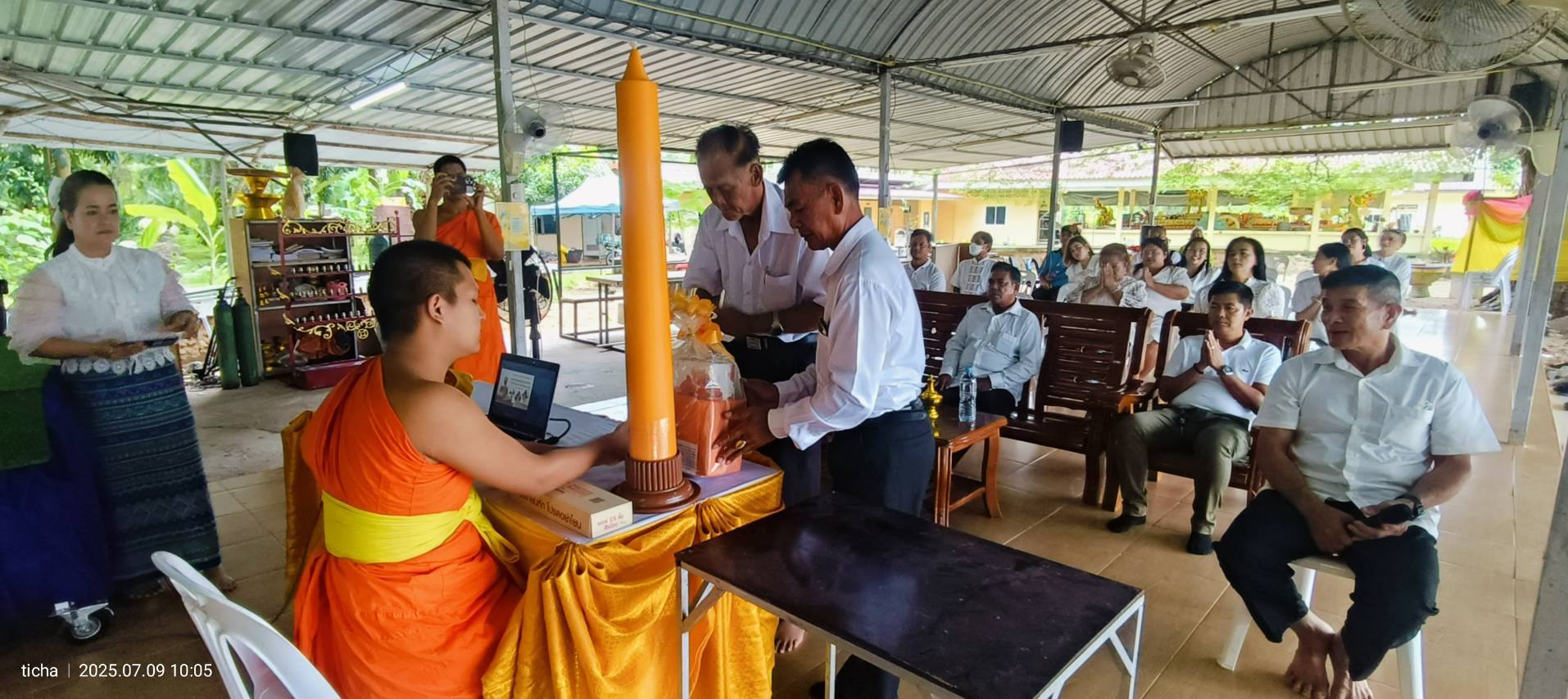 กิจกรรมถวายเทียนพรรษาในวันอาสาฬหบูชาและวันเข้าพรรษา