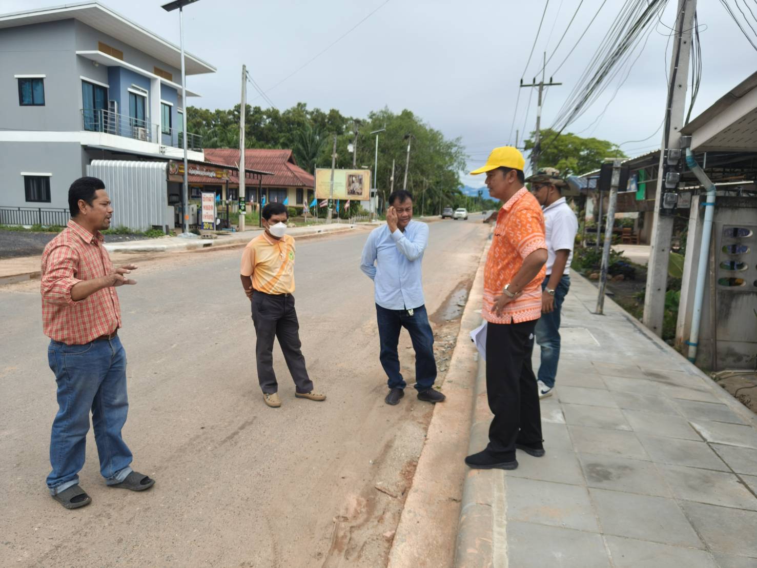 กรรมการตรวจรับพัสดุลงพื้นที่ตรวจโครงการวางท่อระบายน้ำคอนกรีตเสริมเหล็กพร้อมทางเท้าและติดตั้งชุดเสาไฟถนนโคมไฟแอลอีดีพลังงานแสงอาทิตย์แบบประกอบในชุดเดียวกันฯ จากแยกท่าสน-แยกทุ่งใหญ่