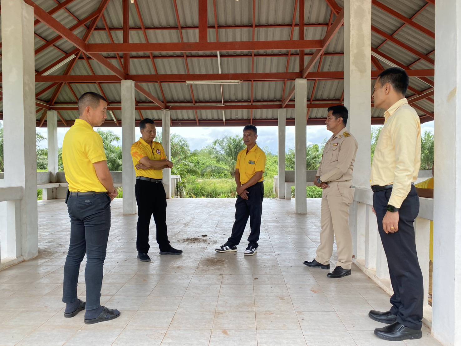 นายกองค์การบริหารส่วนตำบลมะขามเตี้ย นายพงษ์ศักดิ์  แสงจันทร์ พร้อมด้วยคณะผู้บริหารและหัวหน้าส่วนราชการ ร่วมต้อนรับ นายชวลิต  โรจนรัตน์ นายอำเภอเมืองสุราษฎร์ธานี  ลงพื้นที่สวนสาธารณะเฉลิมพระเกียรติฯ เกาะกลางบางทะลุ