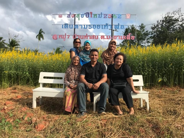 หมู่ที่ 7 บ้านท่าสน นำโดยผู้ใหญ่บ้าน ผู้ช่วยและทีมงาน นำส่งความสุขปีใหม่ 2562 เดินตามรอยพ่อ