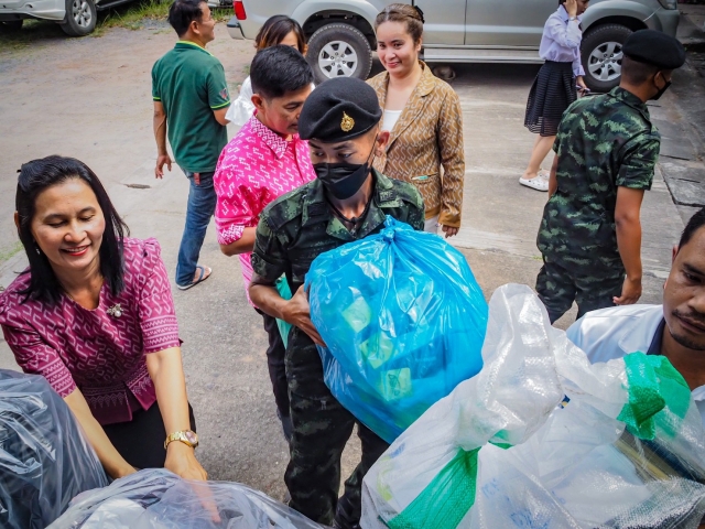 โครงการจักรยานสานฝันปันสุขและโครงการถุงยังชีพเพื่อการศึกษา