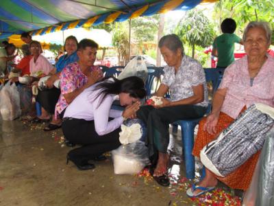 กิจกรรม จบปี จบเดือน รดน้ำผู้สูงอายุ ประจำปี 2554