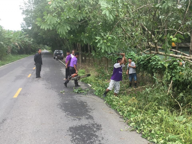 ผู้นำท้องที่ ผู้นำท้องถิ่น และเจ้าหน้าที่ อบต.มะขามเตี้ย ลงพื้นที่แก้ไขปัญหาความเดือดร้อนของประชาชน