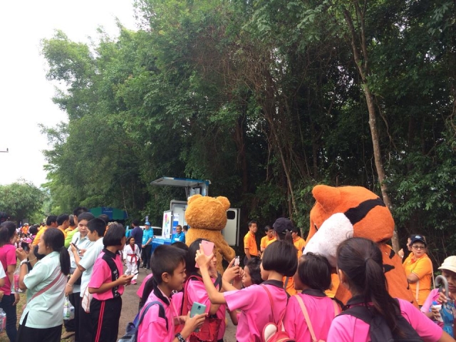 นายพงศักษ์ แสงจันทร์ นายกองค์การบริหารส่วนตำบลมะขามเตี้ย คณะผู้บริหารและพนักงาน ร่วมโครงการป่าในเมือ