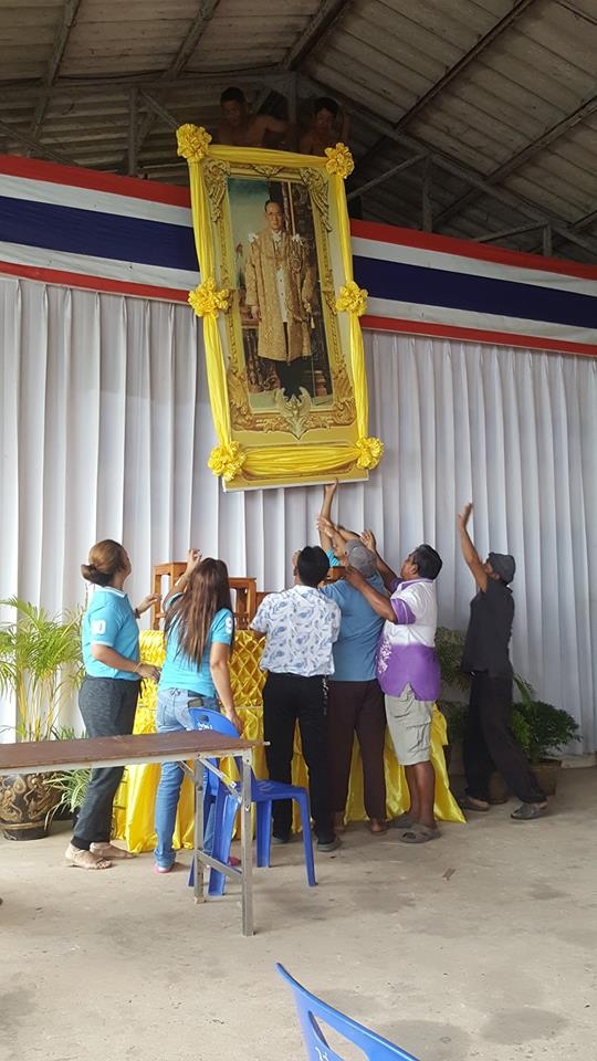 คณะผู้บริหาร และเจ้าหน้าที่ ร่วมกันจัดสถานที่ เพื่อจัดงานน้อมลำลึกถึงพระมหากรุณาธิคุณ ในหลวงรัชกาลที