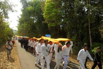 งานประเพณีแห่ผ้าห่มพระธาตุ แลธรรมชาติเขาท่าเพชร ประจำปี 2556 