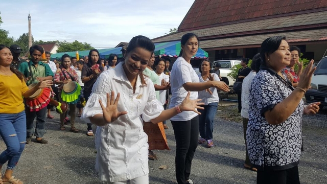 ร่วมกัน หล่อเทียน หลอมใจ ถวายในวันเข้าพรรษา ณ วัดพุทธบูชา